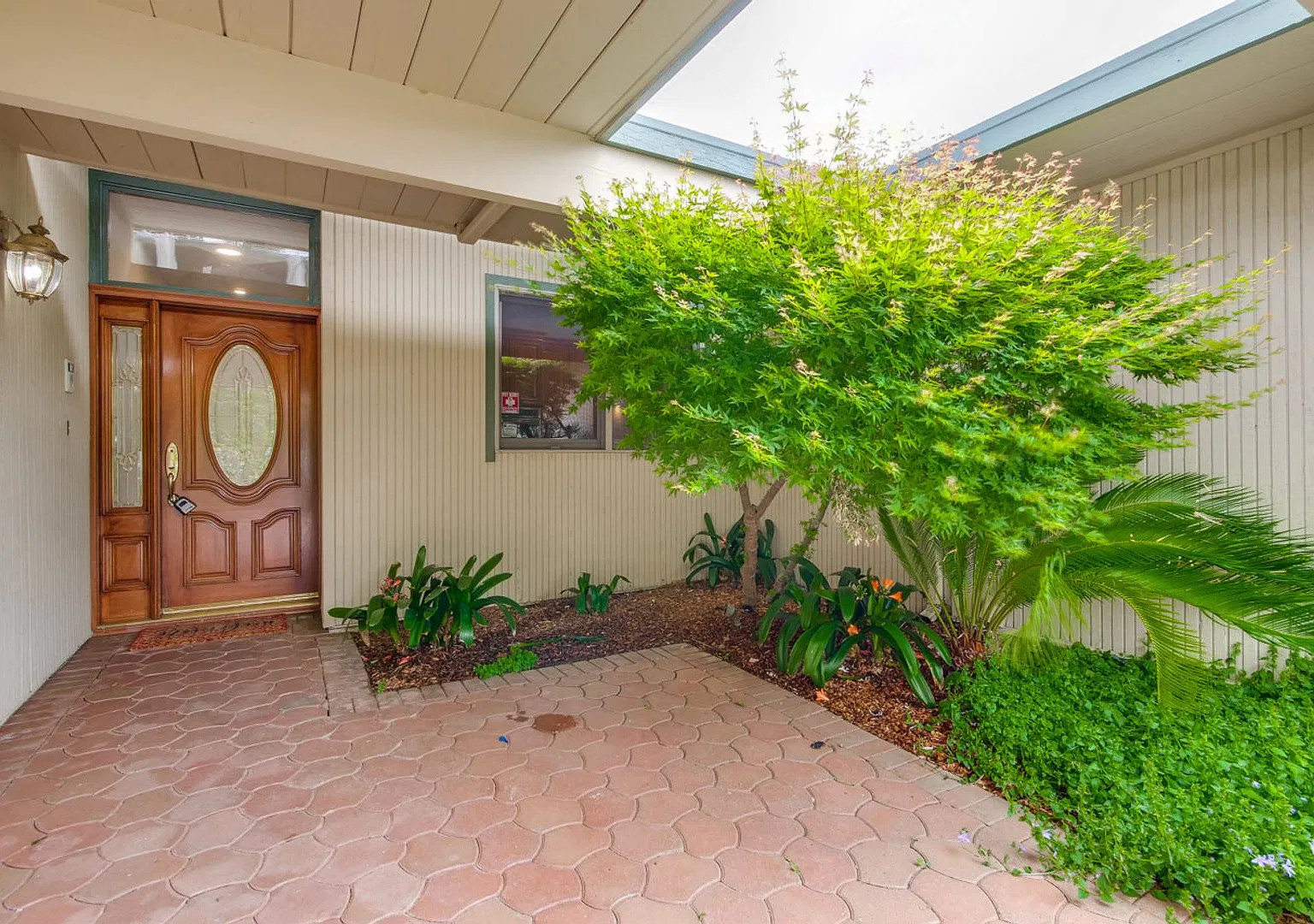 Spacious Palo Alto Home with 3 Bedrooms, 3 Bathrooms, and a Pool! — Photo 2