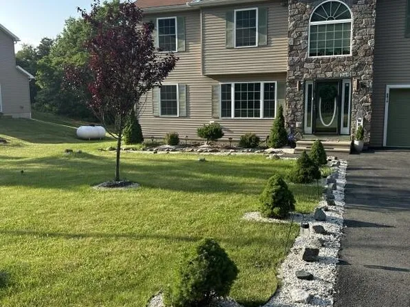 2441 Grey Birch Ln, Long Pond, PA 18334