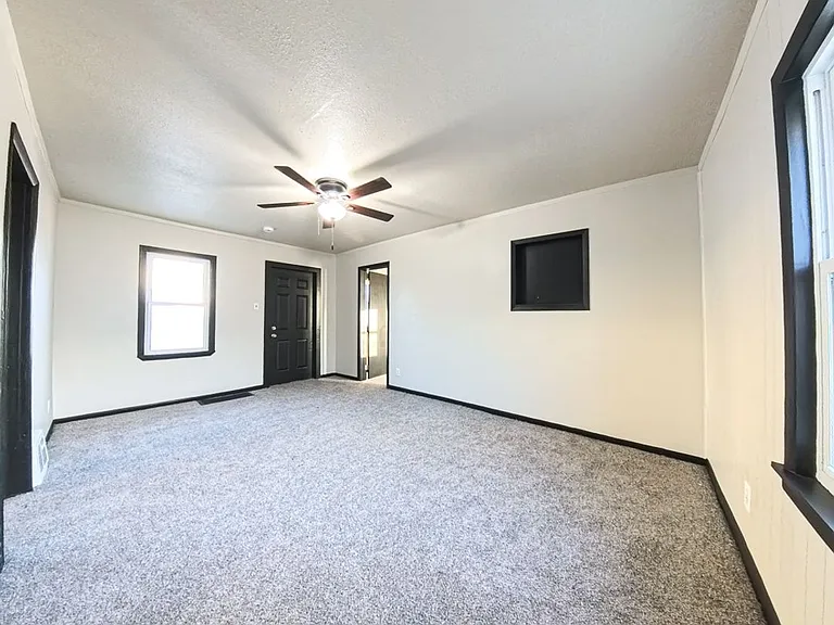 2716 Maple St — Photo 3