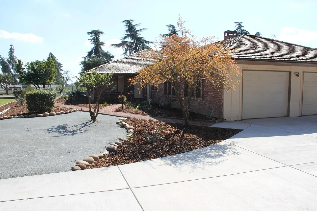 4 bed, 2.5 bath, 2800 sqft, $2,850 — Photo 2
