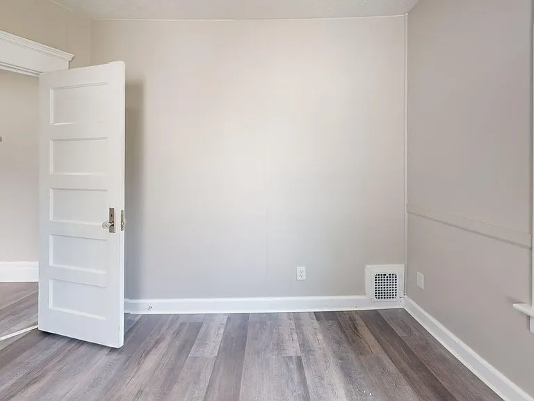 1116 Laird St — Photo 3
