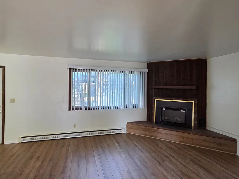 2101 S Garfield St — Photo 3