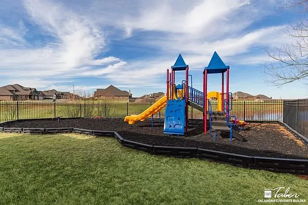 3 bed, 1400 sqft, $1,999 — Photo 3