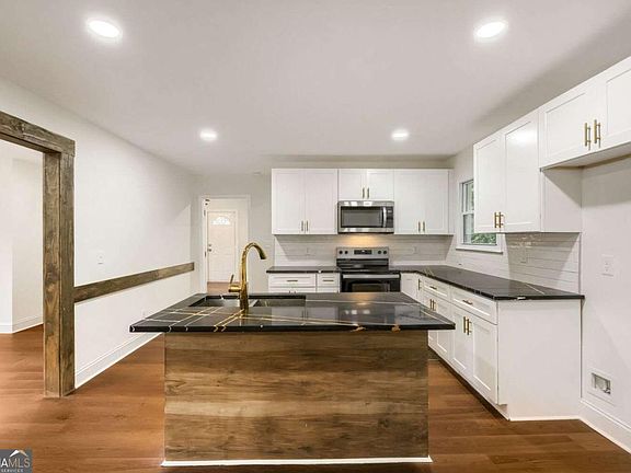 3rd image of 472 Rigby St NE