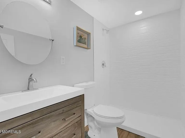 1143 Roe Ave — Photo 8