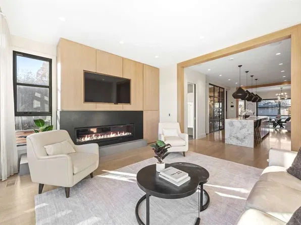 1945 B N 25th Ave SW, Calgary, AB T2T 1A6
