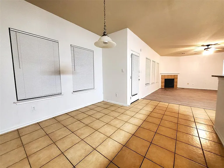17909 Maxa Dr — Photo 2