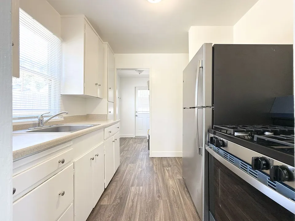 Single Level Cottage Near Downtown!