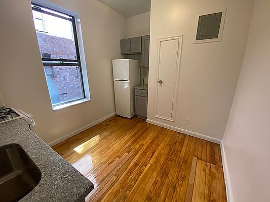 3rd image of 352 W 15th St APT 104