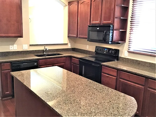 3 bed, 2.5 bath, 2096 sqft, $2,555 — Photo 3