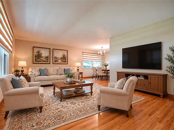 2nd image of 2016 Oak Tree Dr E