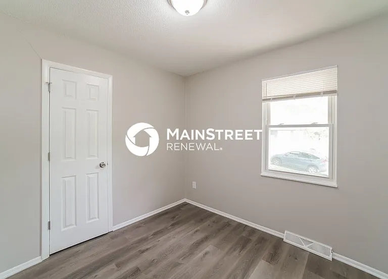 102 N Charlotte St — Photo 13