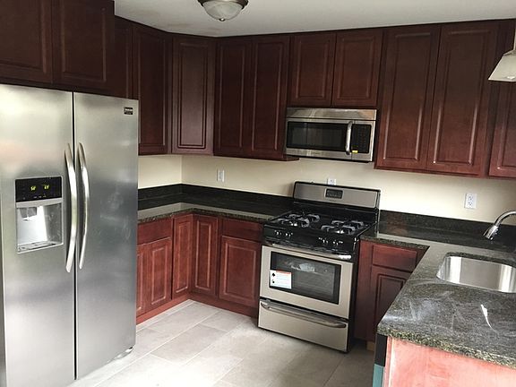3rd image of 418 Wellington Ln