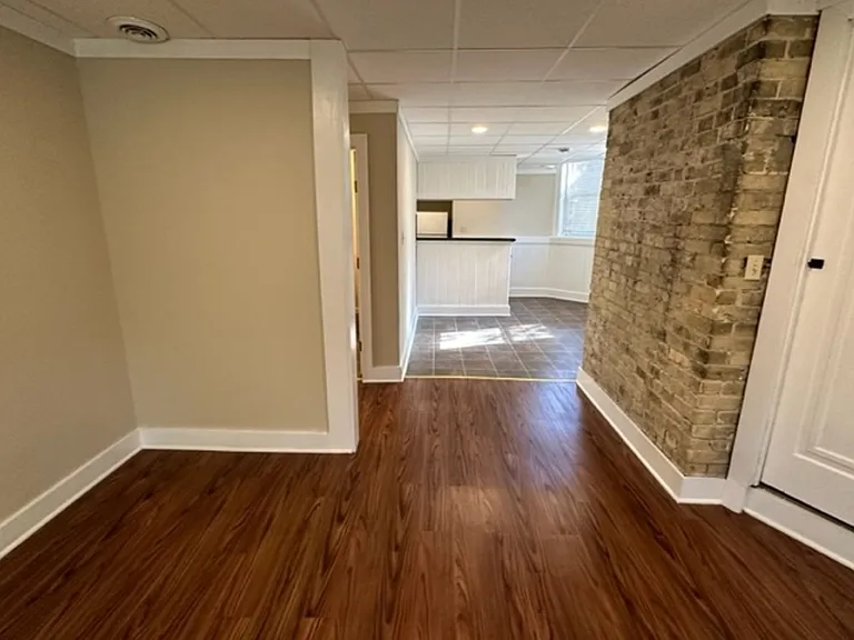 $1795 3 BA, 1 BA Lower Flat with Central Air - Close to UWM - 2500 N Bartlett — Photo 6