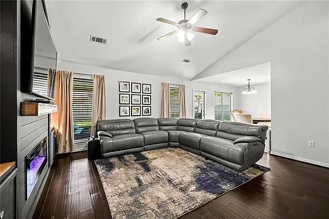 4 bed, 2.5 bath, 2379 sqft, $2,500 — Photo 4