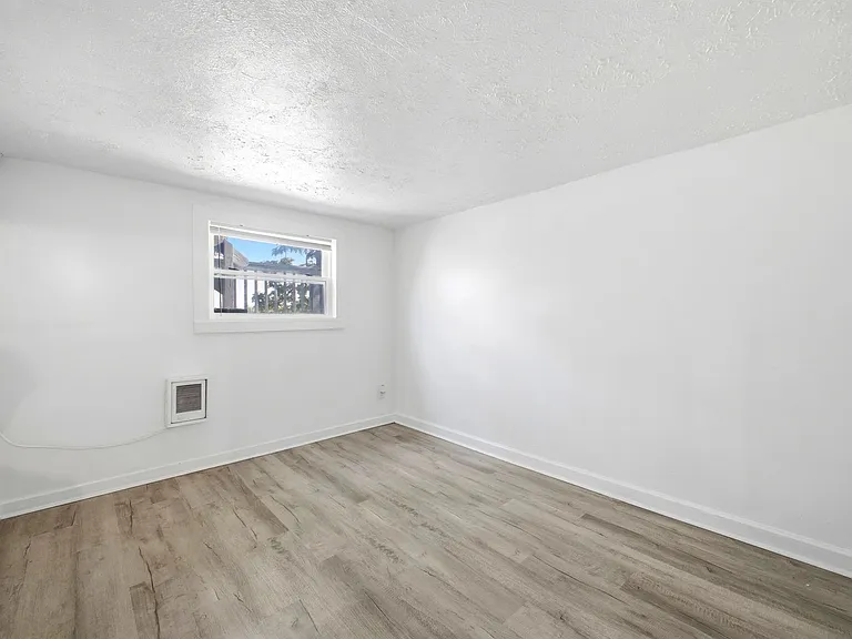 486 Hanley St — Photo 10