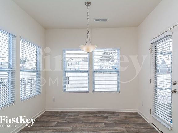 5th image of 804 Atlantis St