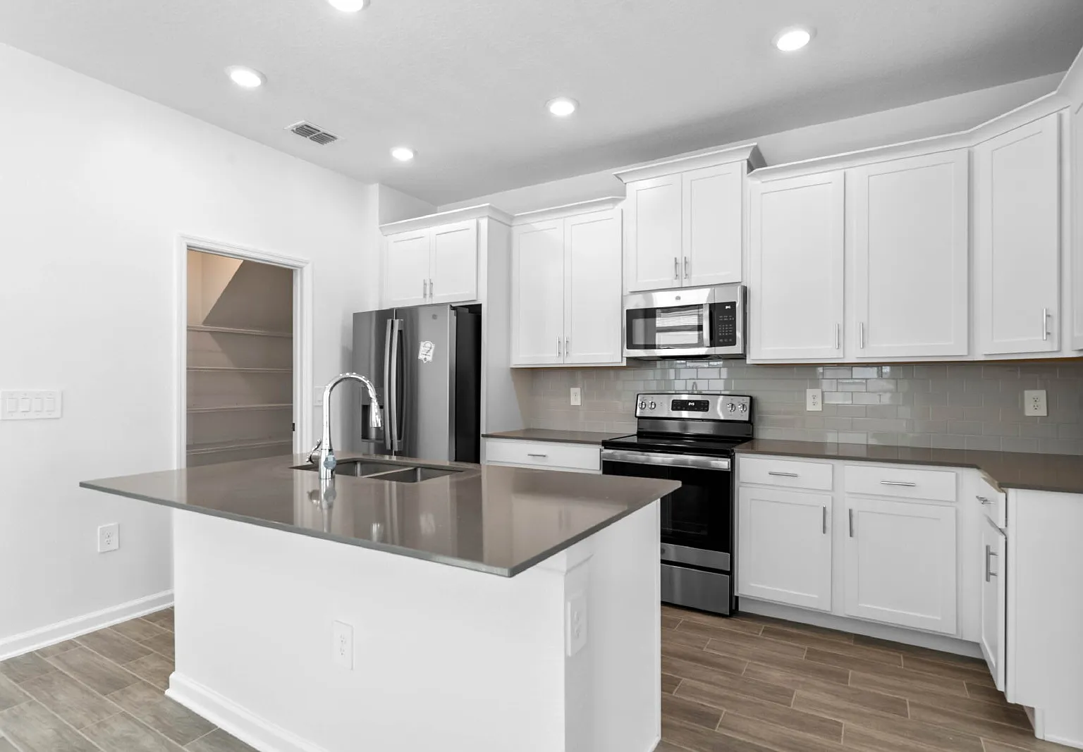 3 bed, 2.5 bath, 2000 sqft, $1,950 — Photo 3