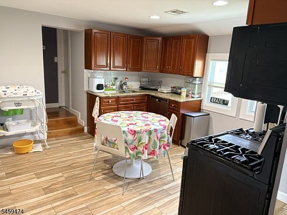 3rd image of 222 Boston Ave