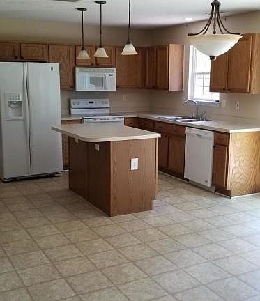 5th image of 111 Summer Trace Dr