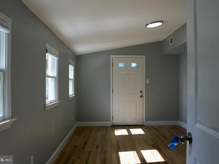 124 Stratford Ave — Photo 16