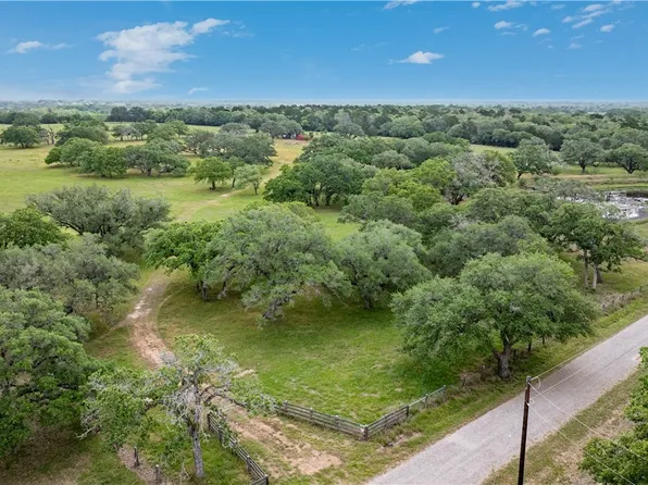 209 Rice Rd, Yoakum, TX 77995