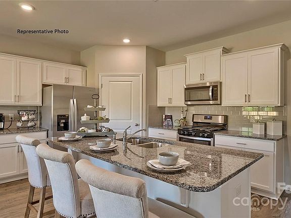 4th image of 237 Giant Oak Ave