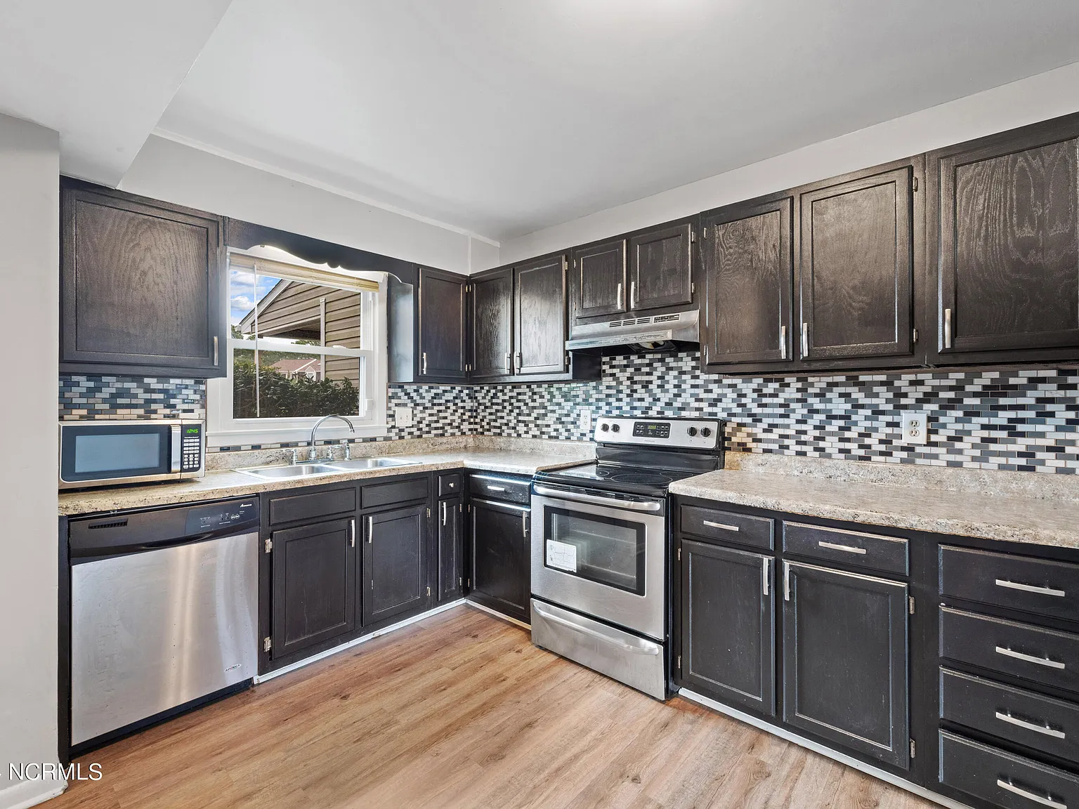 3 bed, 2.5 bath, $1,295 — Photo 3