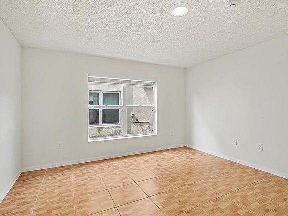 3rd image of 1093 AMANDA KAY CIRCLE