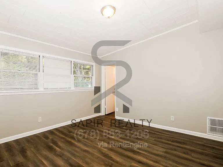 1055 Pine St NE — Photo 9