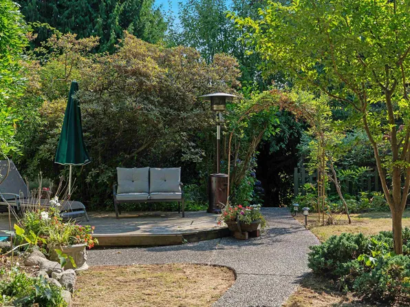 1376 11th St, West Vancouver, BC V7T 2M9