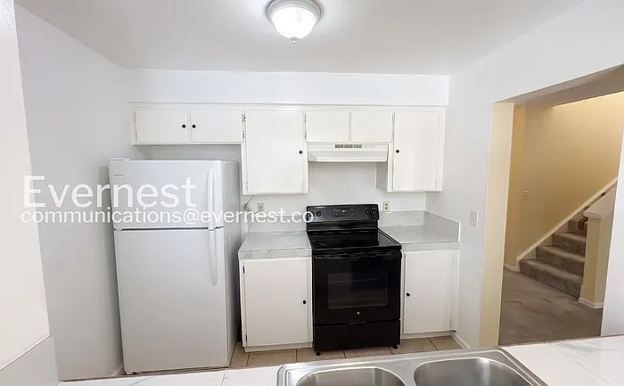 3 bed, 2.5 bath, 1434 sqft, $3,400 — Photo 4