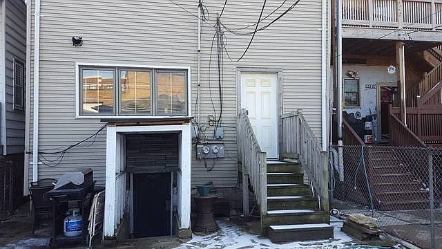 2nd image of 722 W 47th Pl