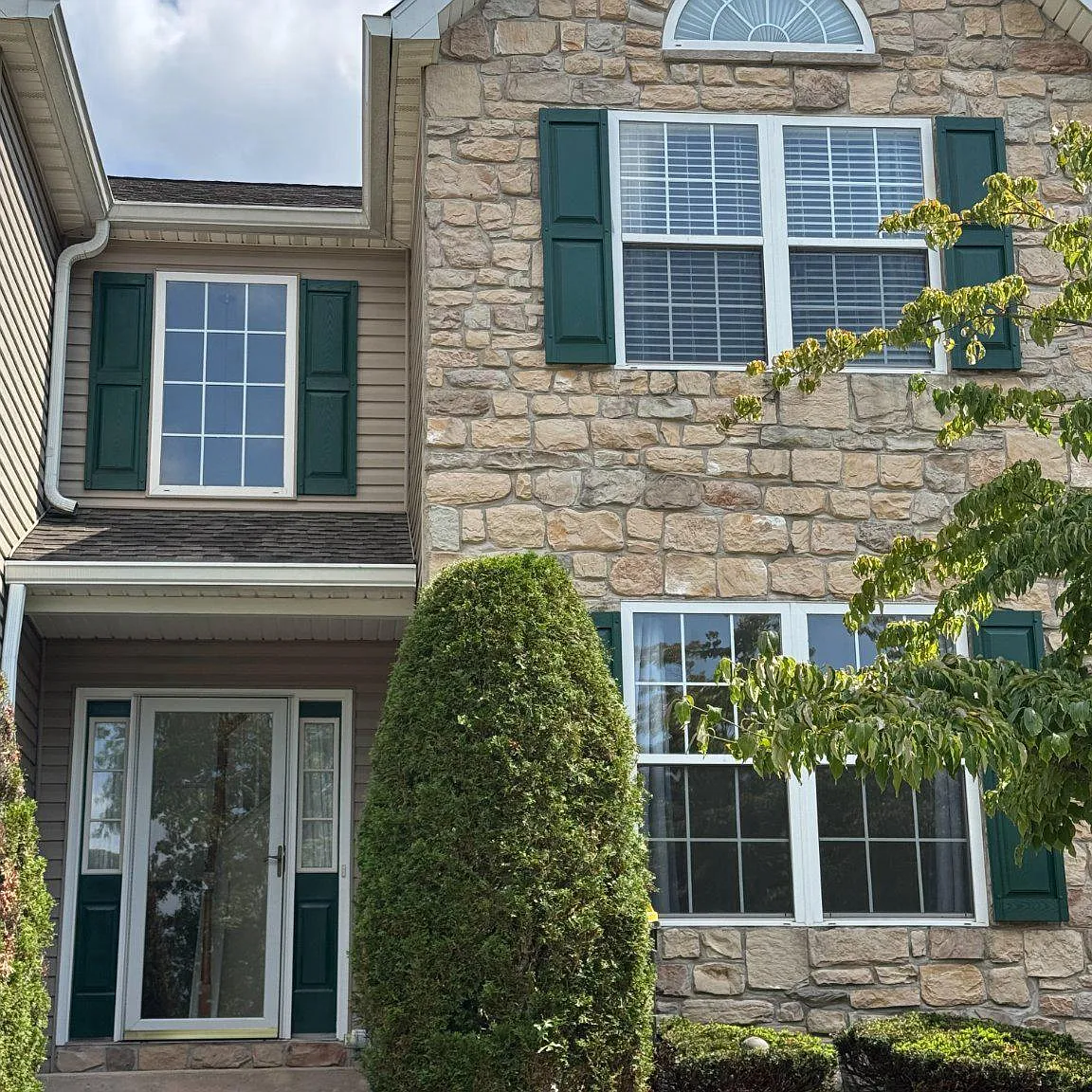 3 bed, 2.5 bath, 1636 sqft, $2,300 — Photo 1