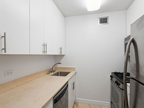 4th image of 30 W 63rd St APT 7U