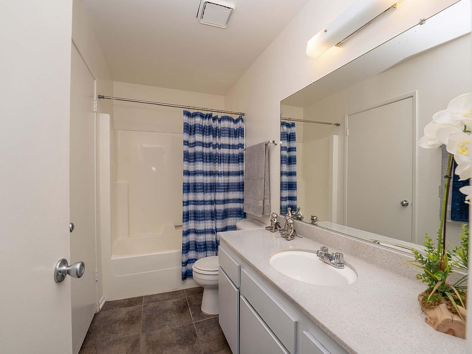 2 - Bed - Bathroom