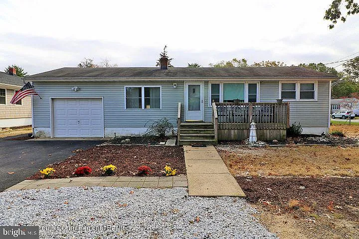 241 Davis Ave photo 1