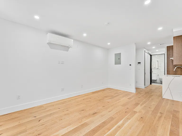 32 Spring St #5 — Photo 4