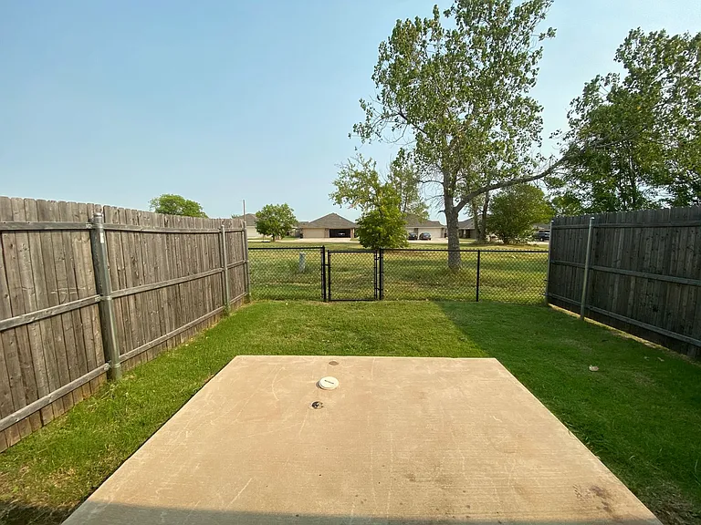 749 SW 14th St — Photo 32