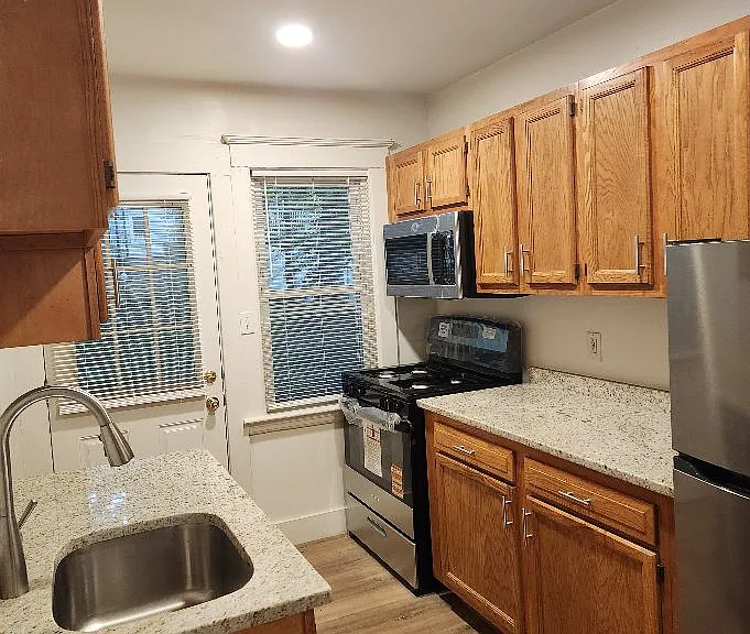 198 Everett St — Photo 2