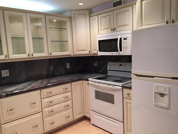 2nd image of 302 Wellington M #3020