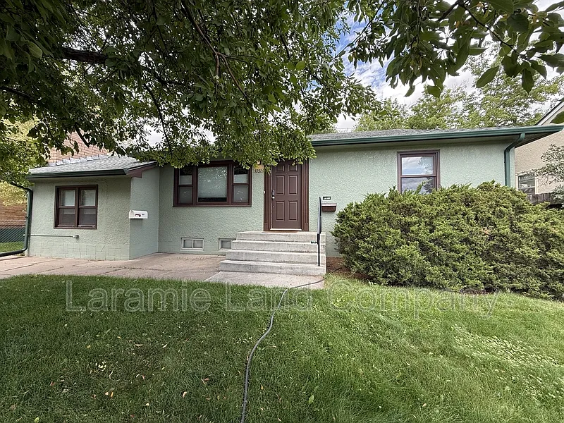 3 bed, 1.0 bath, $1,600 — Photo 1