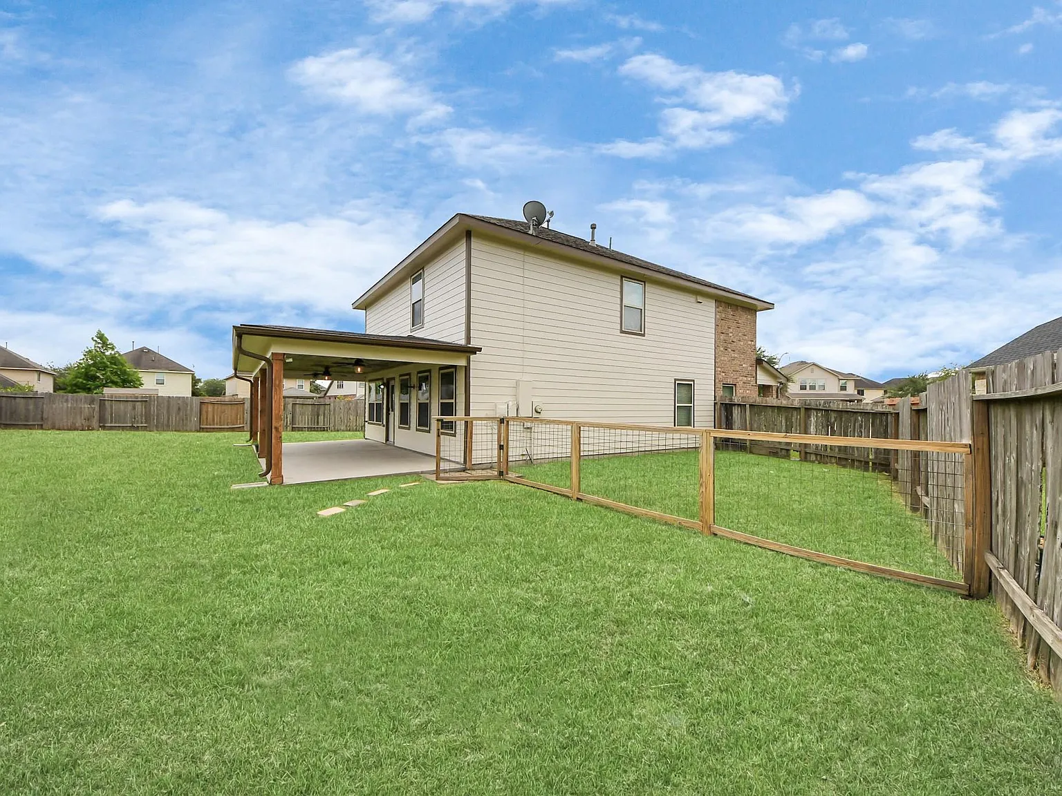 4 bed, 2.5 bath, 2356 sqft, $2,400 — Photo 4