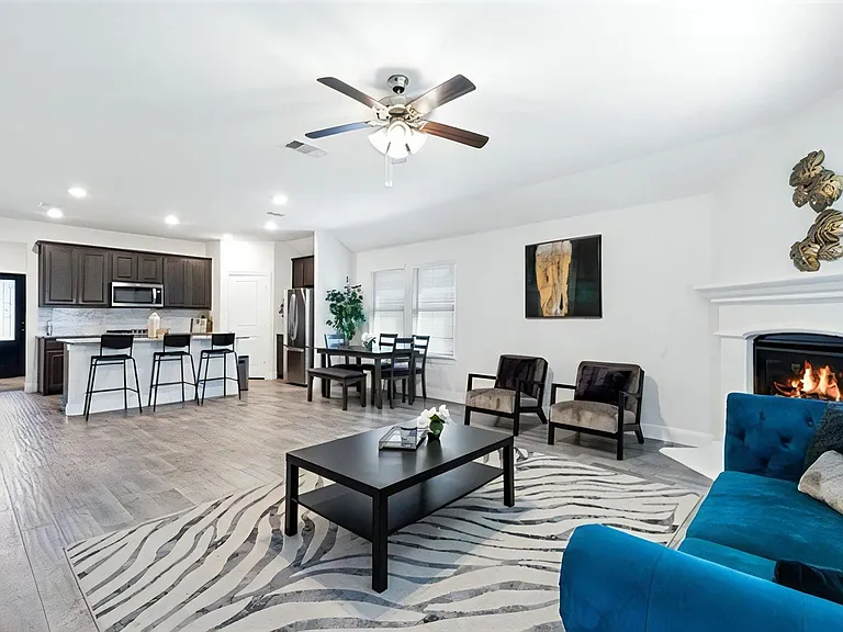 Breakfast bar and space for dining table for 6