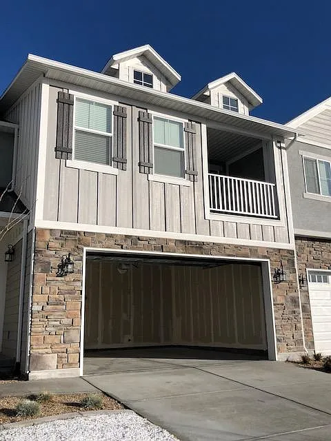 4 bed, 2.5 bath, 2628 sqft, $2,350 — Photo 1