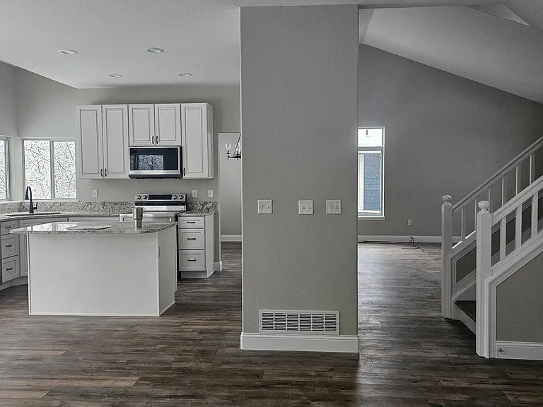 16055 Sequoia Dr — Photo 2