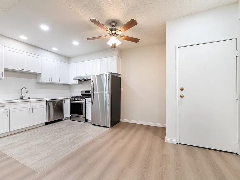 1138 S Grand View St — Photo 4