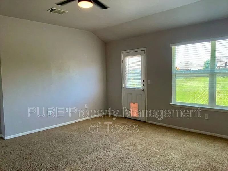 4 bed, 2.0 bath, 2029 sqft, $1,895 — Photo 3