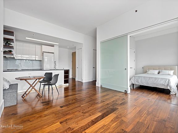 3rd image of 10-17 Jackson Ave #5B