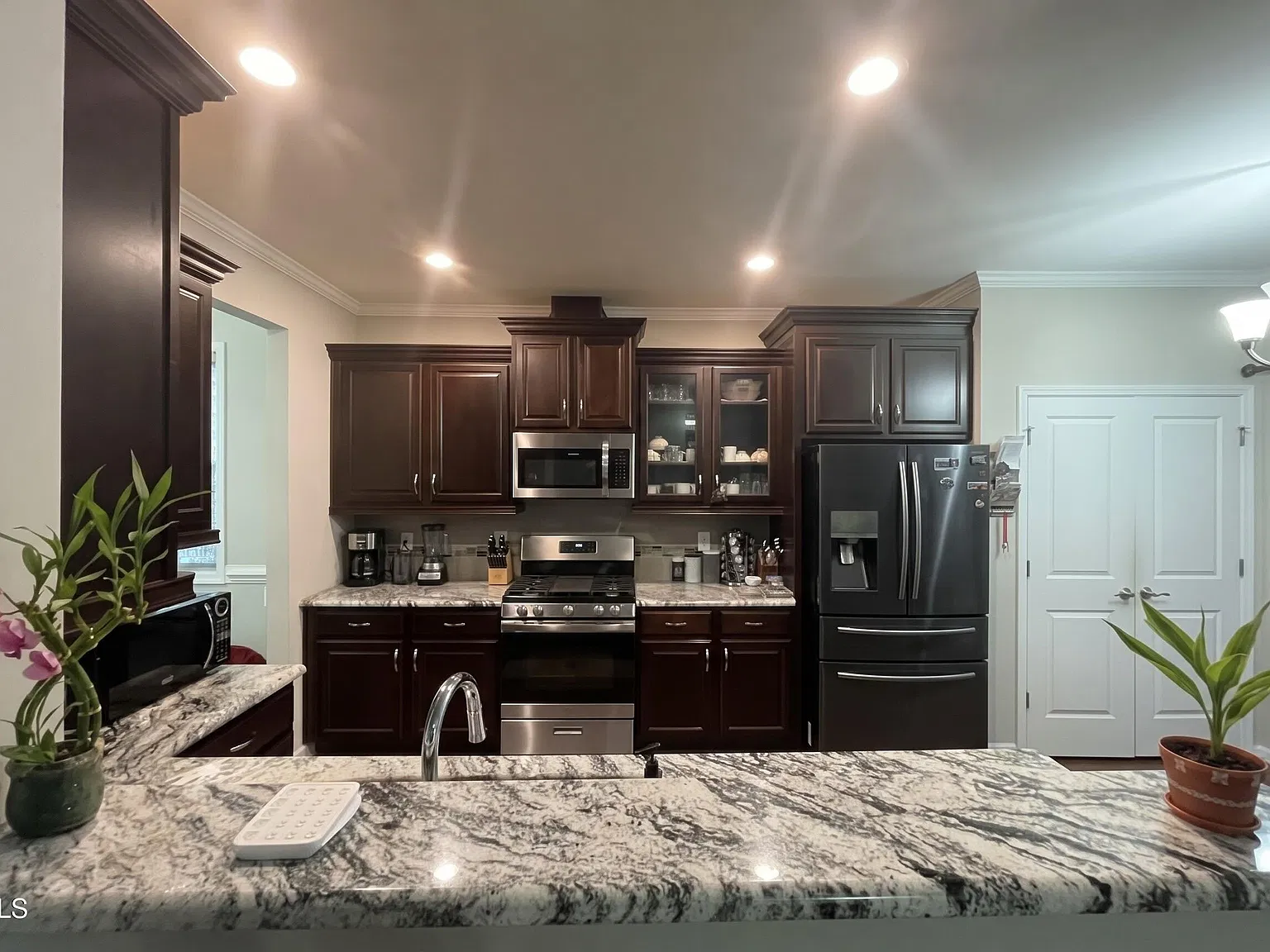 4 bed, 3.0 bath, 2400 sqft, $2,595 — Photo 4